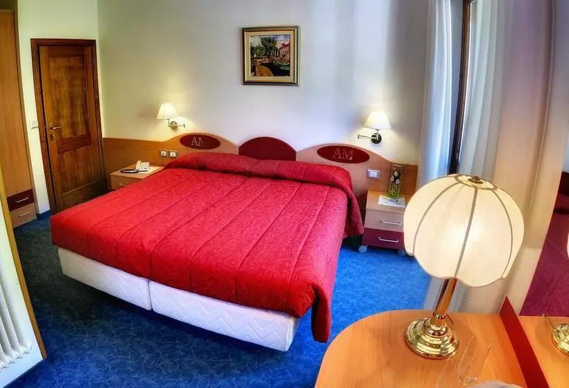 Hotelli Albergo Miramonti
