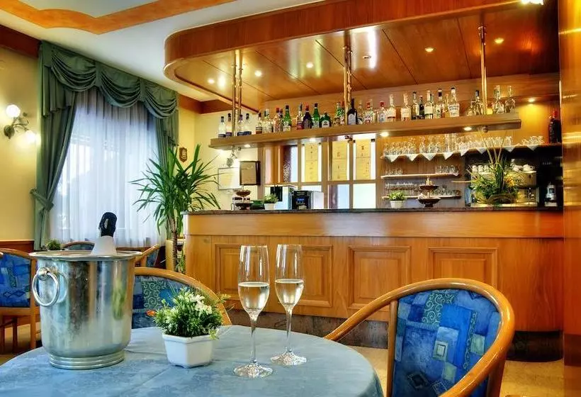 Hotelli Albergo Miramonti