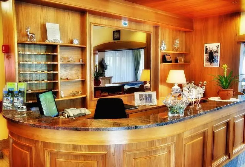 Hotelli Albergo Miramonti