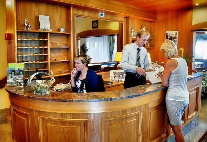 Hotelli Albergo Miramonti