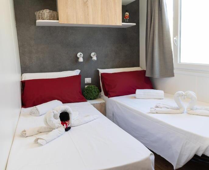 אתר נופש Camping Atlanta & Mediterraneo Family Village