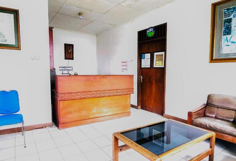 Otel Reddoorz Near Pasar Cipanas