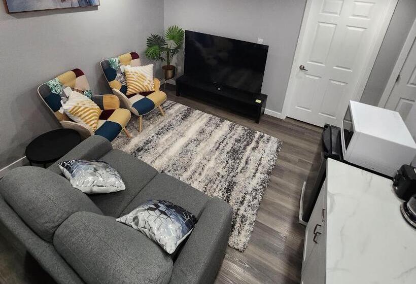 بنسيون Entire Basement Suite With Private Entrance