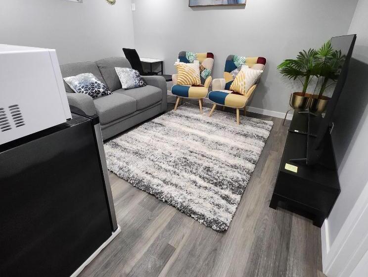 بنسيون Entire Basement Suite With Private Entrance