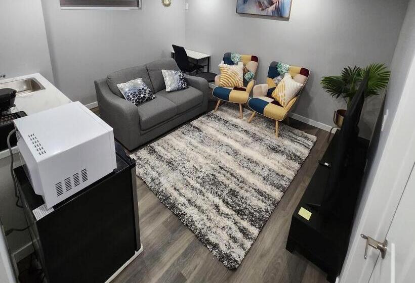 بنسيون Entire Basement Suite With Private Entrance