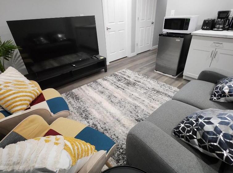 بنسيون Entire Basement Suite With Private Entrance