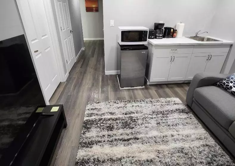 Majatalo Entire Basement Suite With Private Entrance