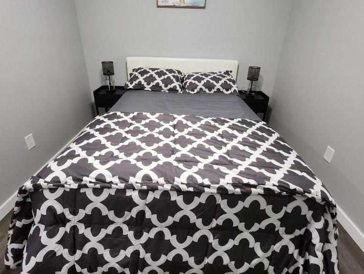 بنسيون Entire Basement Suite With Private Entrance