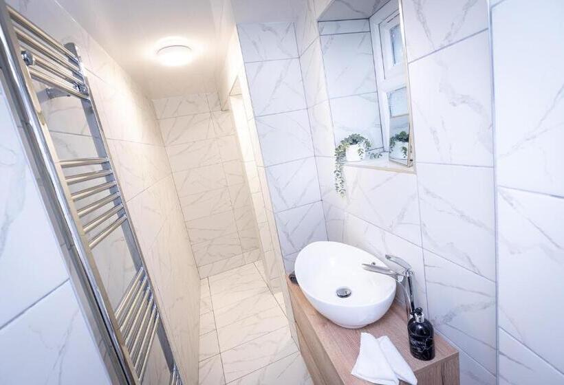 Пансион Kings Arms Suites   Luxury Double   Waterfall Shower   Self Check In