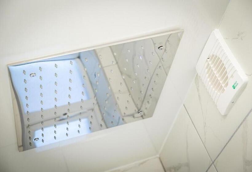 Пансион Kings Arms Suites   Luxury Double   Waterfall Shower   Self Check In