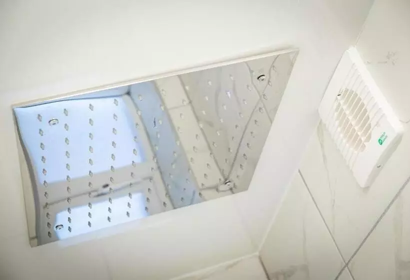 ペンション Kings Arms Suites   Luxury Double   Waterfall Shower   Self Check In