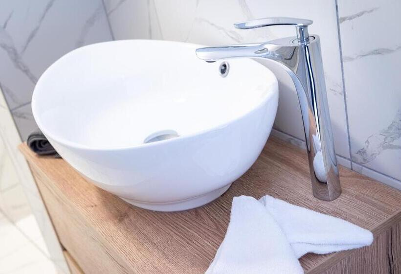 Пансион Kings Arms Suites   Luxury Double   Waterfall Shower   Self Check In