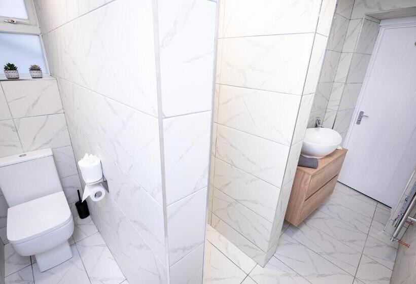 Пансион Kings Arms Suites   Luxury Double   Waterfall Shower   Self Check In