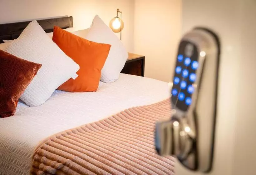 ペンション Kings Arms Suites   Luxury Double   Waterfall Shower   Self Check In