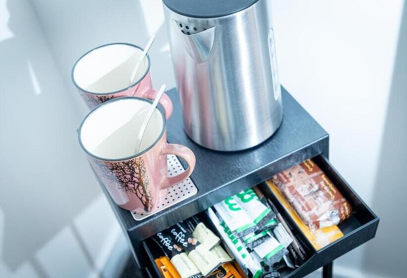 Пансион Kings Arms Suites   Luxury Double   Waterfall Shower   Self Check In