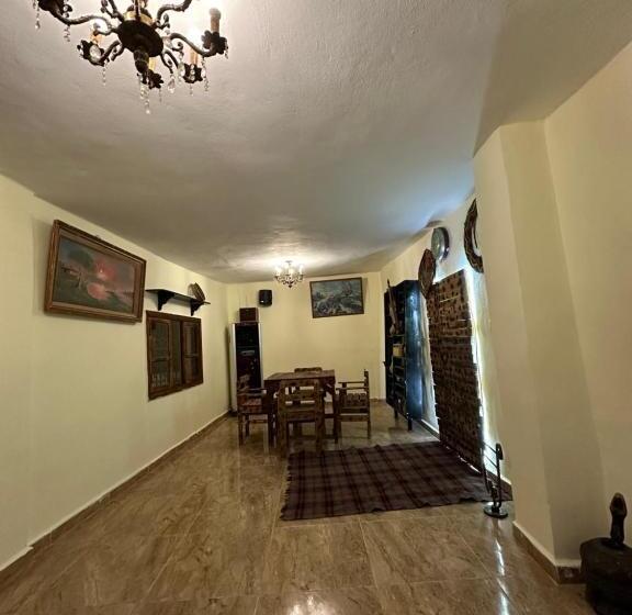 تختخواب و صبحانه Ain Alsett House