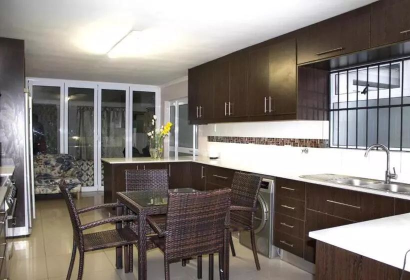 تختخواب و صبحانه Ludinz Guest Houseselfcateringprowvalley
