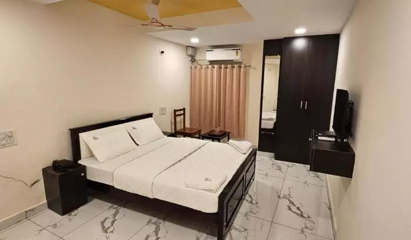 Hotelli Saadhana Comforts Lodge