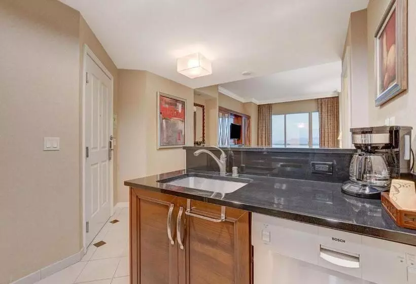 Incredible 1bd 2bth Suite Mgm Signaturebalcony View