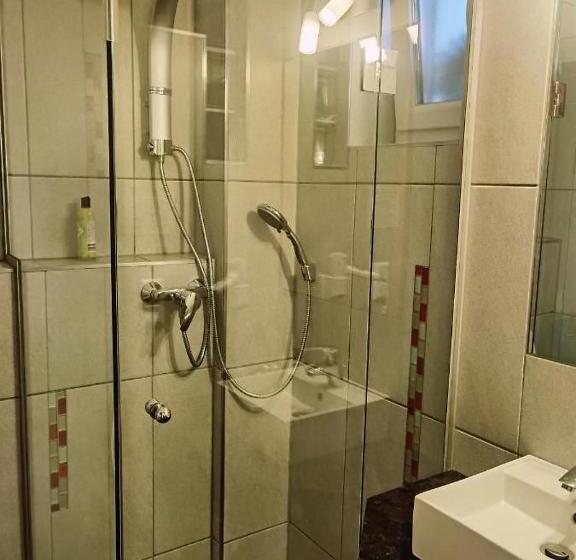 ペンション Exakt Holding