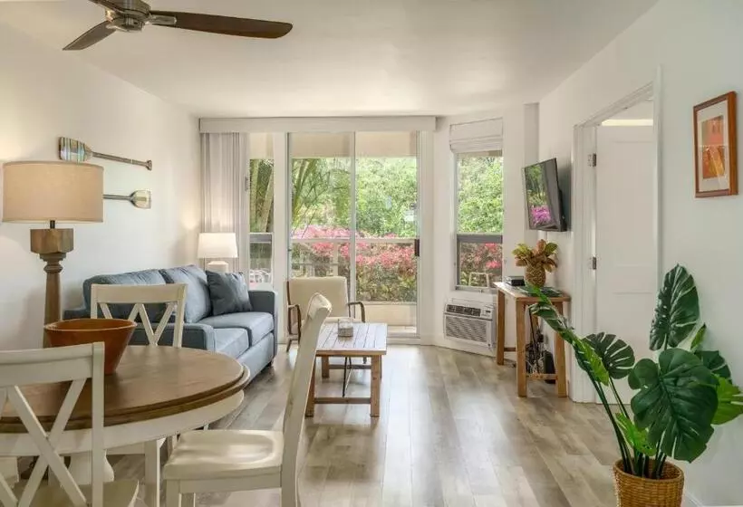 Newly Renovated Condo! 3 Min Walk To Toes In The Sand!