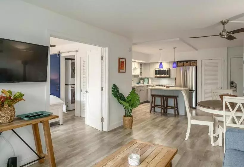 Newly Renovated Condo! 3 Min Walk To Toes In The Sand!