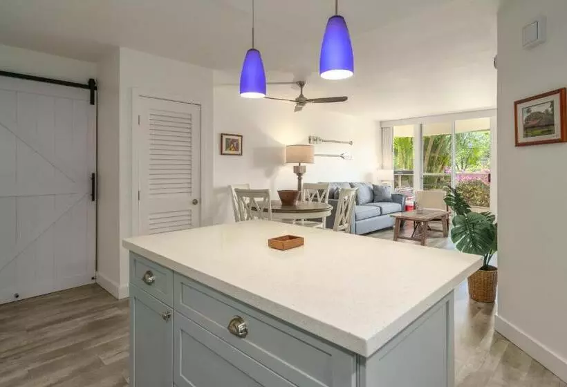 Newly Renovated Condo! 3 Min Walk To Toes In The Sand!