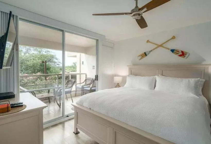 Newly Renovated Condo! 3 Min Walk To Toes In The Sand!