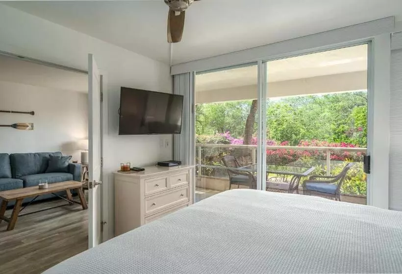 Newly Renovated Condo! 3 Min Walk To Toes In The Sand!