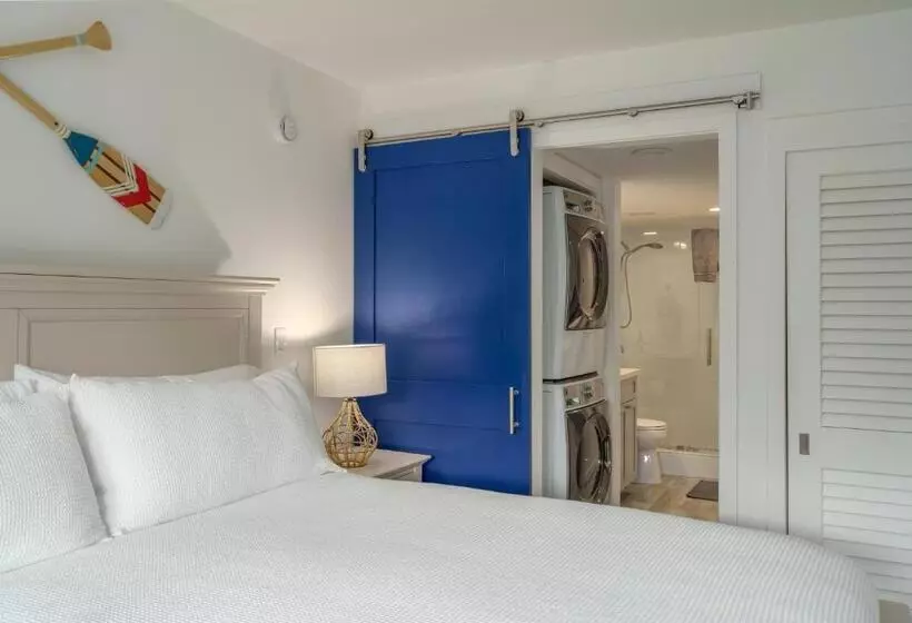 Newly Renovated Condo! 3 Min Walk To Toes In The Sand!