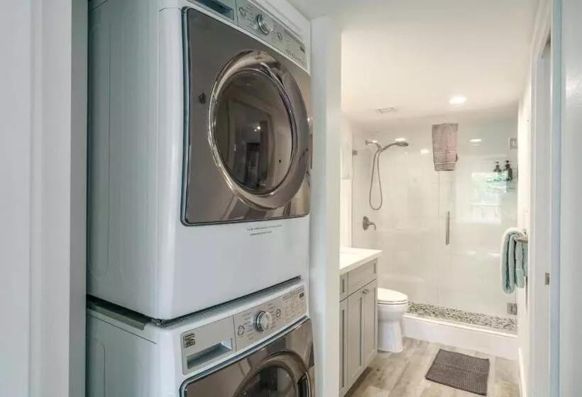 Newly Renovated Condo! 3 Min Walk To Toes In The Sand!