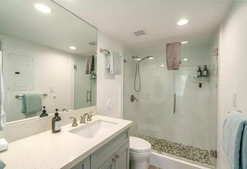 Newly Renovated Condo! 3 Min Walk To Toes In The Sand!