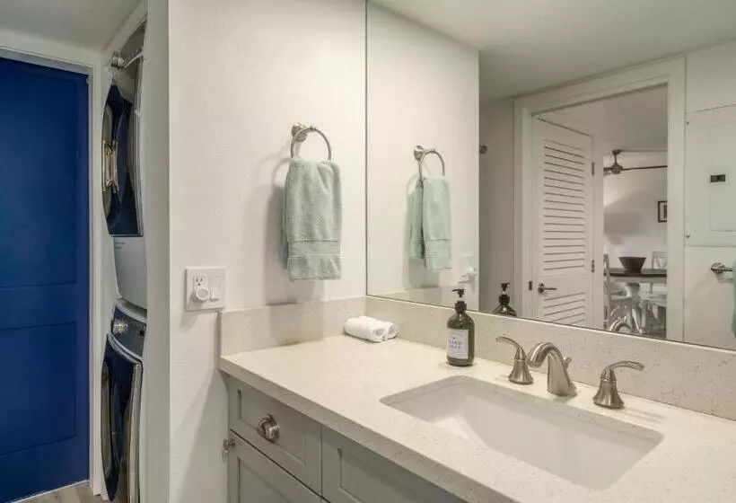 Newly Renovated Condo! 3 Min Walk To Toes In The Sand!