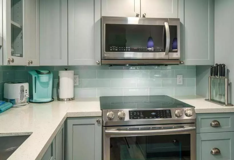 Newly Renovated Condo! 3 Min Walk To Toes In The Sand!