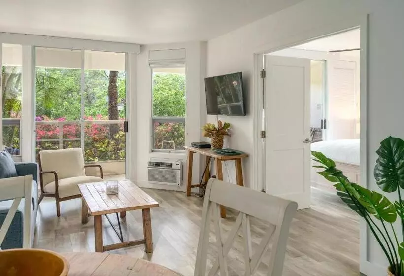Newly Renovated Condo! 3 Min Walk To Toes In The Sand!