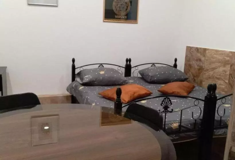 هتل Disney Apartments And Hostels