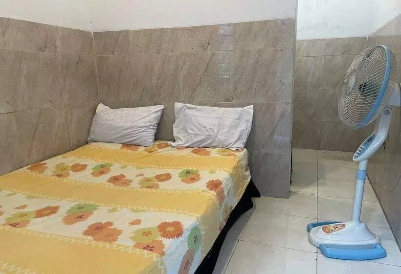 Hotelli Spot On 93755 Siwalanpanji Homestay Syariah