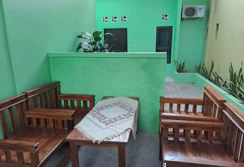 هتل Oyo 93695 Guest House Riharti Syariah