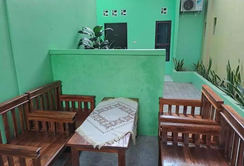 هتل Oyo 93695 Guest House Riharti Syariah