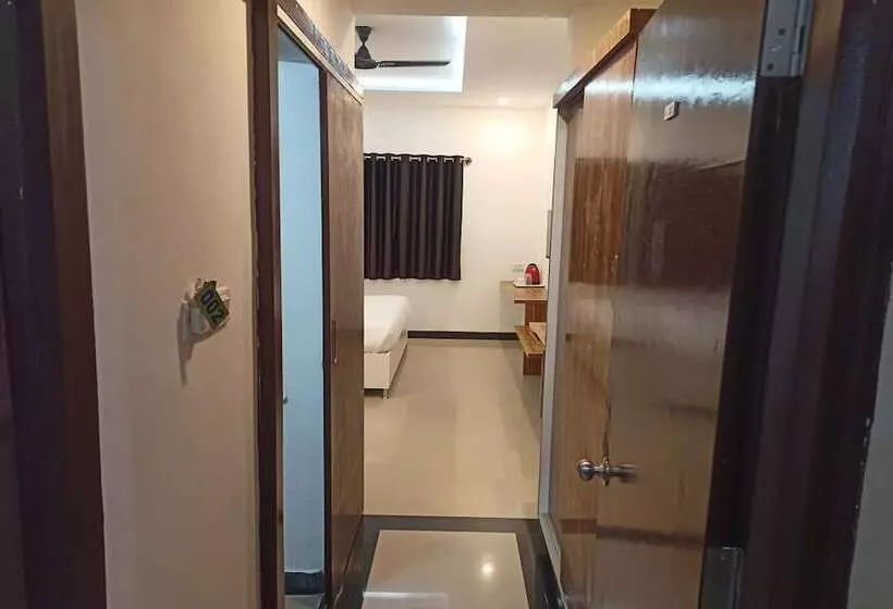 Hotelli Aaditya Greens Near Nelaguli Panchyat Office