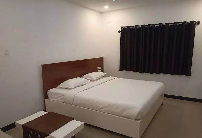 Hotelli Aaditya Greens Near Nelaguli Panchyat Office