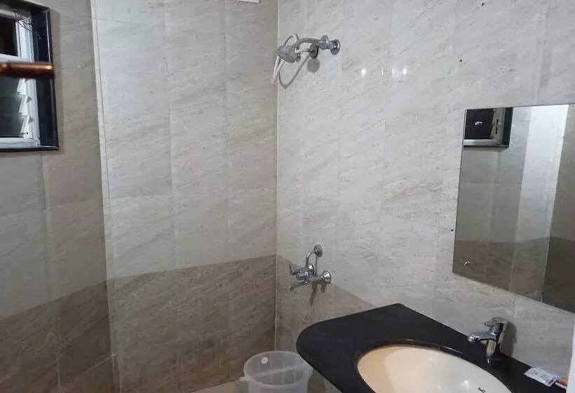 Hotelli Aaditya Greens Near Nelaguli Panchyat Office