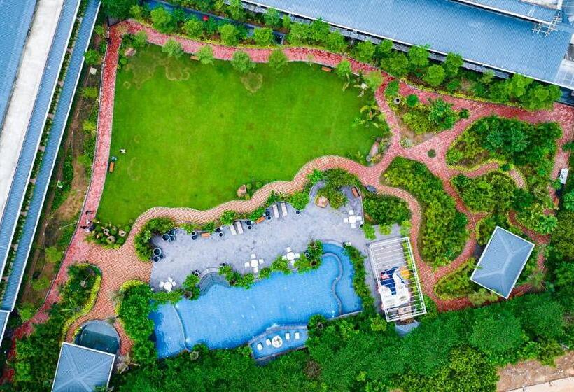 Hotel Mayfair Oasis Resort & Convention