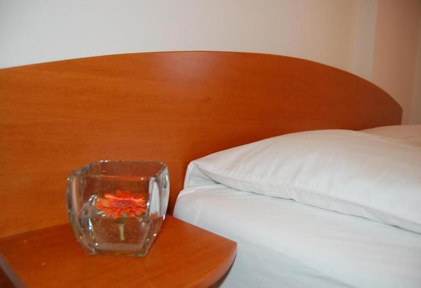 تختخواب و صبحانه Penzion Pri Slovenc