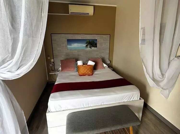 هتل Hôtel Le Soleil Couchant