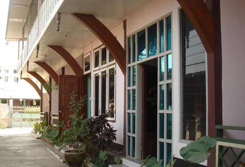 Nanda Wunn Hotel Hostel