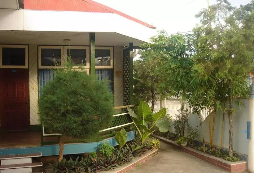 Nanda Wunn Hotel   Hostel