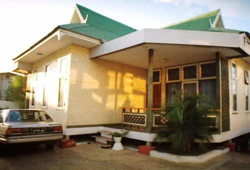 Nanda Wunn Hotel   Hostel