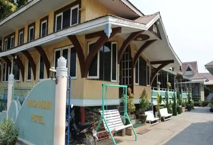 Nanda Wunn Hotel   Hostel