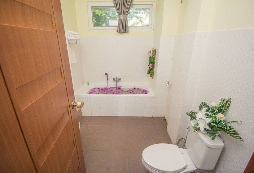 هتل Ocean Blue Ngwe Saung Beach